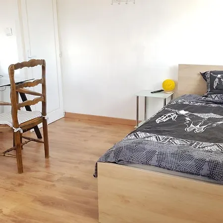 Le Petit Chateau Avesnois - Pour 1 Personne - Cuisine Partagee アヴェーヌ・シュル・エルプ