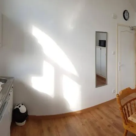 Semi Studio - Le Petit Chateau Avesnois - Tv - Wifi - Sdb Privee - Cuisine Partagee *